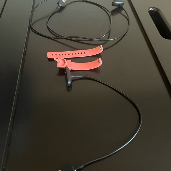 Fitbit charger band, X1 long length charger and X1 short length charger. - Picture 2 of 5